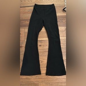 Black aerie flare stretchy pans size medium